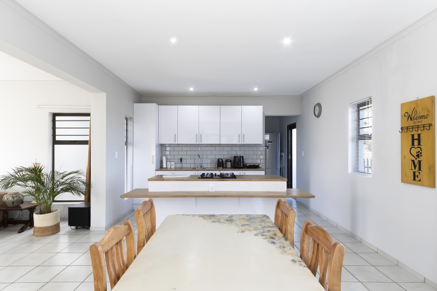 6 Bedroom Property for Sale in Sir Lowrys Pass Village Western Cape